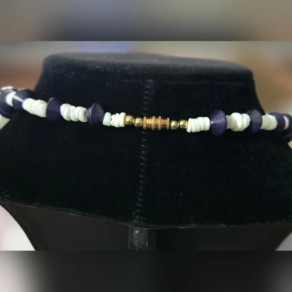 🦋 Chic Purple and Cream Necklace with Intricate Design - Picture 2 of 2